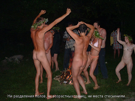 Обнажённые тёлочки празднуют Ивана Купала на лесной поляне - порно фото